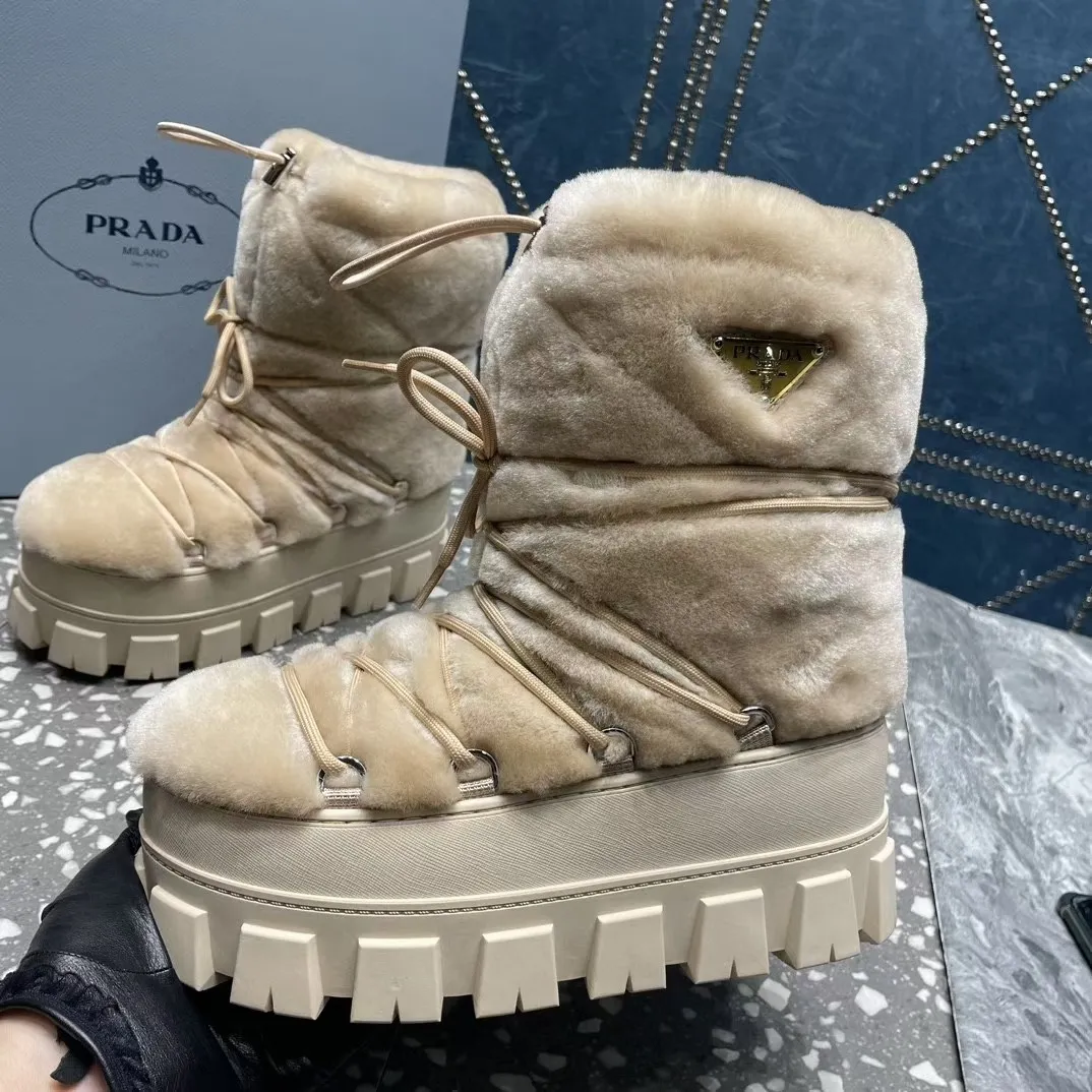 👟👟Ex-factory price 700👟👟 The highest version on the market, Prada's king style, snow boots, ski boots, chubby, so cute and cute →_→ From the Prada limited series, unique. Shiny nylon Oblique upper with criss-cross straps for an ideal fit. The boots are made of technical fabric and have a short-cut version. They can be worn in the city or in the mountains. They make the calves slimmer, taller, warmer and have a concave shape. The boots and soles use the original waterproof effect. The size is 35-40. 41Customized